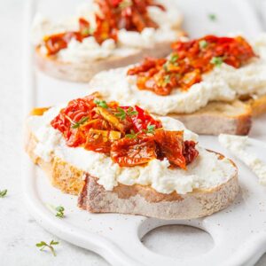 TARTINE DE CHÈVRE ET TOMATES SEMI-SÉCHÉES ASSAISONNÉES